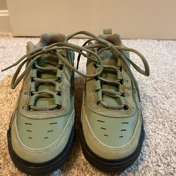 Nike Ishod Wair Green Sneakers Casual Athletic Design - Picture 2 of 7